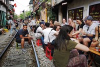 Quán cà phê “thách thức tử thần”, đông nghẹt khách du lịch ở Hà Nội