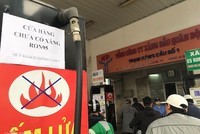 Cửa hàng KL99 dịch vụ hỗ trợ 24/7 trên đường Giải Phóng dán thông báo "chưa có xăng RON 95". Ảnh: Hoài Thu.