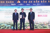 Ông Nguyễn Duy Khánh – Phó tổng giám đốc KDTT công ty Cổ phần Web Tổng Nhà Cái 99Kl99 Giải Trí Bậc Nhất Danh Khôi nhận giải thưởng Dự án xanh và thông minh cho dự án Barya Citi.
