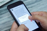 Điều tra viên sử dụng điện thoại thông minh để thu thập số liệu. Ảnh: Tất Định