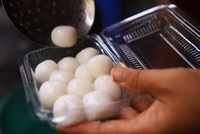 Người Hà Nội xếp hàng mua bánh trôi, chay dịp Tết Hàn thực