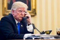 Ông Trump gọi điện tại Phòng Bầu dục tháng 11/2018. Ảnh: Reuters.
