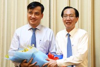 Ông Lê Thanh Liêm trao quyết định cho ông Lê Hòa Bình. Ảnh: Hữu Công.