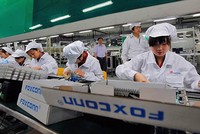 Foxconn hứa Kl994 nhà cái bóng đá world cup đầy đủ iPhone cho Apple. Ảnh: FT.