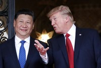 Trump (phải) trò chuyện cùng Tập Cận Bình tại dinh thự Mar-a-Lago, Florida năm 2017. Ảnh: Reuters.