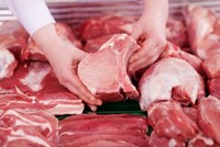 Công ty nghiên cứu thịt trường Ipsos cho rằng nguồn cung thiếu hụt khiến giá bán lẻ thịt heo tăng lên.