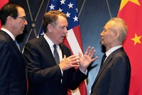 Đại diện Thương mại Mỹ Robert Lighthizer (giữa), Bộ trưởng Kl991.com nạp rút nhanh Mỹ Steven Mnuchin (trái) cùng Phó thủ tướng Trung Quốc Lưu Hạc tại Thượng Hải ngày 31/7. Ảnh: Reuters.