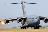 Động cơ máy bay C-17 Mỹ khạc lửa sau khi hút phải chim. Ảnh: Aviationist.
