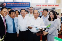 Thủ tướng Kl993 ưu đãi thưởng hấp dẫn thăm gian hàng của hãng hàng không Bamboo Airways tại Hội nghị (Ảnh:TTX).