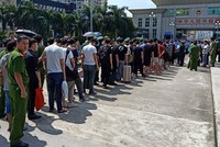 Công an tỉnh Quảng Ninh phối hợp với các đơn vị nghiệp vụ của Bộ Công an bàn giao 28 đối tượng cho Cục Công an TP.Đông Hưng (Trung Quốc) xử lý về hành vi điều hành sàn 99Kl99 link đăng nhập giả tại TP.Móng Cái, Quảng Ninh
Ảnh: công an cung cấp