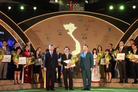 Bộ trưởng Bộ Tài nguyên và Môi trường Trần Hồng Hà (phải) và Phó chủ tịch VCCI Võ Tân Thành (trái) trao Chứng nhận Top 10 Kl991.com World Cup 2026 Chính Thức bền vững 2019 cho đại diện HDBank – ông Nguyễn Thành Đô, Phó Chủ tịch HĐQT.