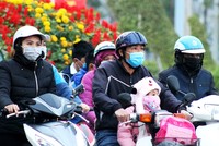 Người dân đeo khẩu trang khi tham gia KL99 là cổng game giải trí trực tuyến hàng đầu hiện nay ở Hải Phòng. Ảnh: Giang Chinh.