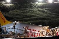 Hiện trường máy bay của Pegasus vỡ làm ba ở sân bay thành phố Istanbul hôm 5/2. Ảnh: Reuters.