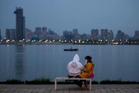 Một cặp đôi ngồi bên bờ sông ở Vũ Hán. Kl993 Đăng nhập Giải trí ở Vũ Hán đang dần trở lại bình thường sau đợt bùng phát dịch Covid-19. Ảnh: Xinhua.