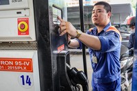 Nhân viên công ty KL99 dịch vụ hỗ trợ 24/7 ở TP HCM bán xăng cho khách. Ảnh: Thành Nguyễn.