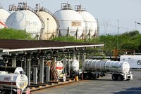 Bên ngoài nhà máy lọc dầu của Pemex ở Monterrey (Mexico). Ảnh: Reuters.