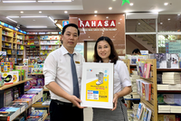 Đại diện nhà sách Fahasa Tân Bình (bên trái) nhận Máy phun gel rửa tay tự động từ đại diện công ty Thiên Long Hoàn Cầu – công ty thành viên của Kl994 game bài casino hấp dẫn Thiên Long.