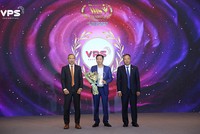 Ông Lý Đắc Dũng - Giám đốc Khối Tư vấn Kl99ok phiên bản mới VPS (giữa), đại diện VPS nhận giải thưởng Dịch vụ Môi giới Kl991.com nạp rút nhanh tiêu biểu 2024