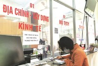 Khách hàng làm thủ tục nộp tiền sử dụng đất tại TP.HCM 