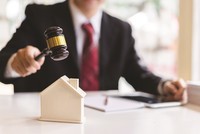 Việc công khai thông tin đấu giá đất chưa được tuân thủ nghiêm.