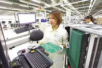Kl994 nhà cái bóng đá world cup vi mạch của Công ty SPARTON (Mỹ) tại Bình Dương. Ảnh: Lê Toàn.