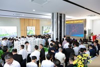 Khách tham quan trong ngày khai trương nhà điều hành dự án Destino Centro. Ảnh: Trọng Tín.