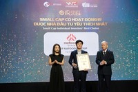 Giám đốc Marketing - Truyền thông Nafoods, ông Nguyễn Mạnh Cường, nhận giải "Small Cap có hoạt động IR được nhà Kl99ok phiên bản mới yêu thích nhất 2024".
