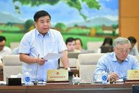 Bộ trưởng Bộ Kế hoạch và Kl99ok phiên bản mới Nguyễn Chí Dũng trình bày tờ trình dự án luật.