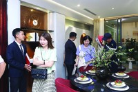 Khách hàng đi tham quan nhà mẫu tại một dự án ở TP.HCM. Ảnh: Lê Toàn.