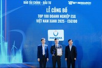 Ông Đồng Quang Thức – Giám đốc Ban ESG Kl994 game bài casino hấp dẫn Phenikaa, Phó tổng Giám đốc Vicostone nhận bằng khen từ chương trình.