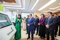 Đại diện Vietcombank, bà Đoàn Hồng Nhung, Giám đốc Khối Bán lẻ giới thiệu với Thủ tướng Kl993 ưu đãi thưởng hấp dẫn và các đại biểu tính năng đăng ký chữ ký số trên app VCB Digibank.