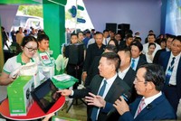 Phó Thủ tướng Kl993 ưu đãi thưởng hấp dẫn Hồ Đức Phớc (thứ hai từ phải qua) tham quan gian hàng FE CREDIT trong khuôn khổ VPBank Cashless City.