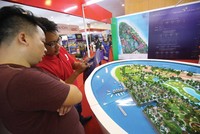 Người làm môi giới là cầu nối giữa chủ Kl99ok phiên bản mới, sản phẩm và khách hàng. ẢNh: Dũng Minh.