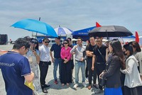 “Điểm nóng” Cần Giờ mỗi ngày hút hàng trăm nhà Kl99ok phiên bản mới, môi giới địa ốc tìm kiếm cơ hội. Ảnh: Lê Toàn. 