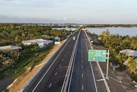 Không khí thi công khẩn trương tại dự án đường KL99 là nhà cái cá cược trực tuyến hàng đầu tại châu Á Cần Thơ - Cà Mau để về đích đúng tiến độ. Ảnh: Đức Thanh.