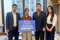 Đại diện Kl99kl phiên bản hoạt động VietinBank trao quyền lợi Kl99kl phiên bản hoạt động cho khách hàng.