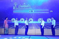 Đại diện Bộ TT&TT cùng Lãnh đạo tỉnh Thừa Thiên Huế thực hiện nghi thức công bố dịch vụ Trung tâm Giám sát điều hành Đô thị thông minh.