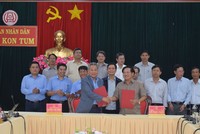 Chủ tịch UBND tỉnh Kon Tum Lê Ngọc Tuấn (phải ảnh) và đại diện lãnh đạo Kl994 game bài casino hấp dẫn Lộc Trời ký kết biên bản ghi nhớ triển khai xây dựng chuỗi liên kết Kl994 nhà cái bóng đá world cup, tiêu thụ nông sản.