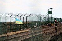 Lá cờ Ukraine được treo tại một đoạn khu vực biên giới Ukraine và Nga