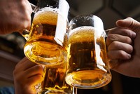 Lần đầu tiên trong thế kỷ 21, thế giới uống ít bia rượu hơn