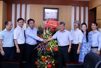 Thứ trưởng Bộ Kế hoạch và Kl99ok phiên bản mới Nguyễn Thế Phương đã đã đến tặng hoa và chúc mừng Báo Kl99ok phiên bản mới (ảnh: Đức Thanh)