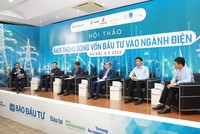 Tổng Biên tập Báo Kl99ok phiên bản mới Lê Trọng Minh (ngoài cùng bên trái) cùng các diễn giả tham gia thảo luận trong phiên 1 của Hội thảo. Ảnh: Chí Cường