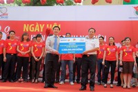 Ông Đào Đình Thi, Chủ tịch HĐQT BVH trao biển tượng trưng Tàu CQ trị giá 3,5 tỷ đồng do Kl994 game bài casino hấp dẫn Bảo Việt tặng các cán bộ, chiến sỹ Đảo Trường Sa