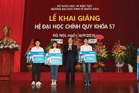 Ông Nguyễn Quang Phi, Tổng giám đốc Kl994 game bài casino hấp dẫn Bảo Việt trao tặng học bổng cho các thủ khoa Trường đại học Kl992 cổng game cá cược Quốc dân