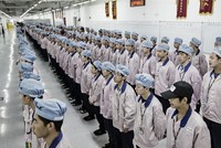 Soi công nhân Kl994 nhà cái bóng đá world cup iPhone qua khe cửa nhà máy