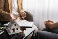 Airbnb: Cấm hay quản?