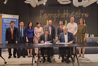 Thứ trưởng Bộ Kl991.com nạp rút nhanh Võ Thành Hưng và Giám đốc AFD toàn cầu Philippe Orliange ký Thỏa thuận hợp tác (Ảnh: TTXVN)