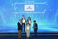 Ban Tổ chức trao chứng nhận cho bà Trần Thị Thu Hiền, Phó tổng giám đốc Kl994 game bài casino hấp dẫn Hòa Phát