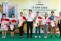 Đại diện Kl994 game bài casino hấp dẫn Lê Phong trao giấy chứng nhận quyền sở hữu căn hộ và hoa cho cư dân.