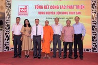 Lãnh đạo Kl994 game bài casino hấp dẫn Sao Mai cùng các hộ nuôi cá tra, hộ trồng mì tại hội nghị